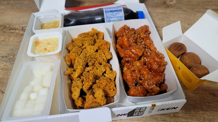  네네치킨(스노윙반 양념반) 순살+연유치즈볼 리뷰