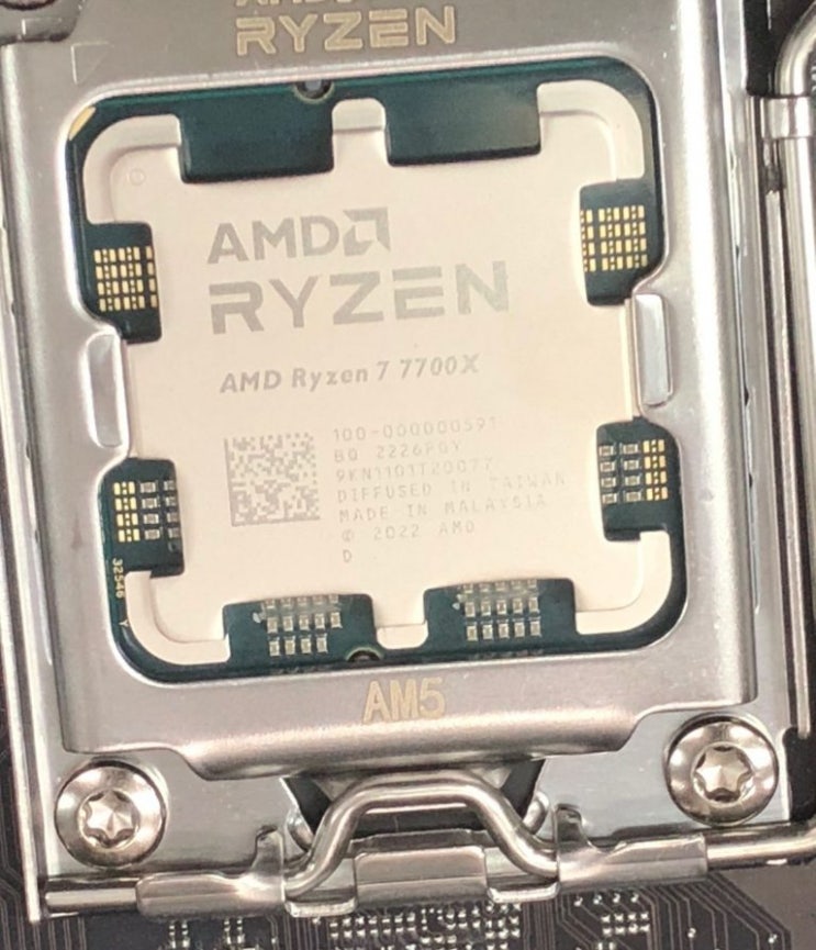 소켓변경된 AMD 라이젠7 7700X Zen4 CPU 실물 장착모습 유출