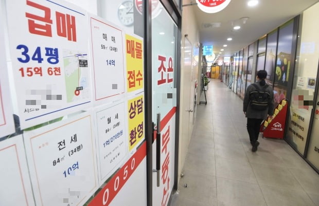버티던 서초구마저 '와르르'…"5억 낮춰도 안 팔린다" 비명 버티던 서초구마저 '와르르'…"5억 낮춰도 안 팔린다" 비명