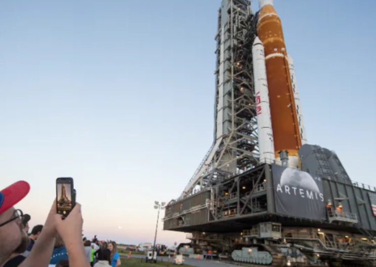 NASA, 첫 발사를 위해 거대한 달 로켓을 출시합니다. NASA, 첫 발사를 위해 거대한 달 로켓을 출시합니다.