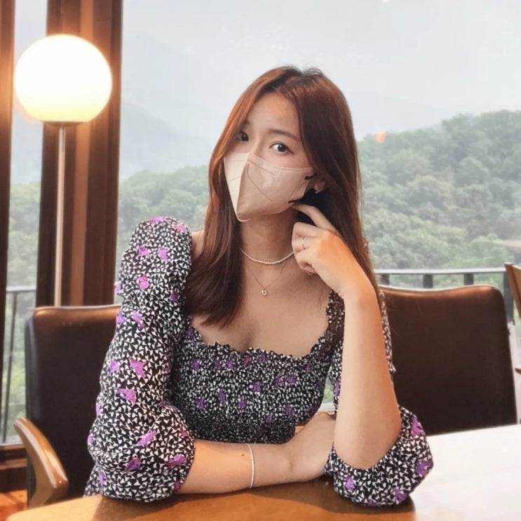  마쥬 스퀘어넥 스모크 밴딩 린넨 미니 원피스 : 퍼프와 백트임이 포인트