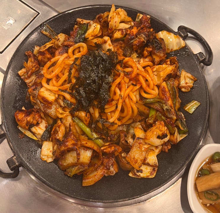 신풍역 철판 파전닭갈비 매장이 포장마차 분위기 나요