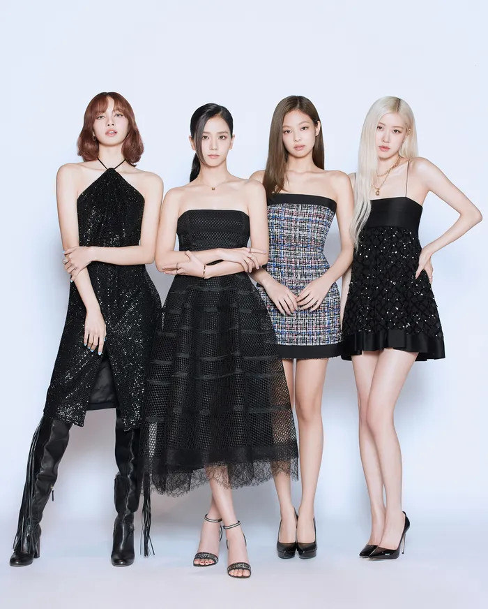 K팝 그룹 블랙핑크 지수-제니-로제-리사, 사랑스러운 독을 품고 돌아왔다...'송곳니 춤'이 포인트 안무 K팝 그룹 블랙핑크 지수-제니-로제-리사, 사랑스러운 독을 품고 돌아왔다...'송곳니 춤'이 포인트 안무