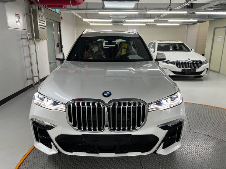  BMWX7 페리전 리스는 나비드컴퍼니에서