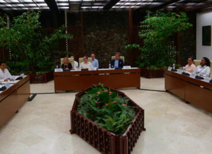 콜롬비아 반군이 6명의 군인들을 회담에 앞서 석방했다고 말했습니다.