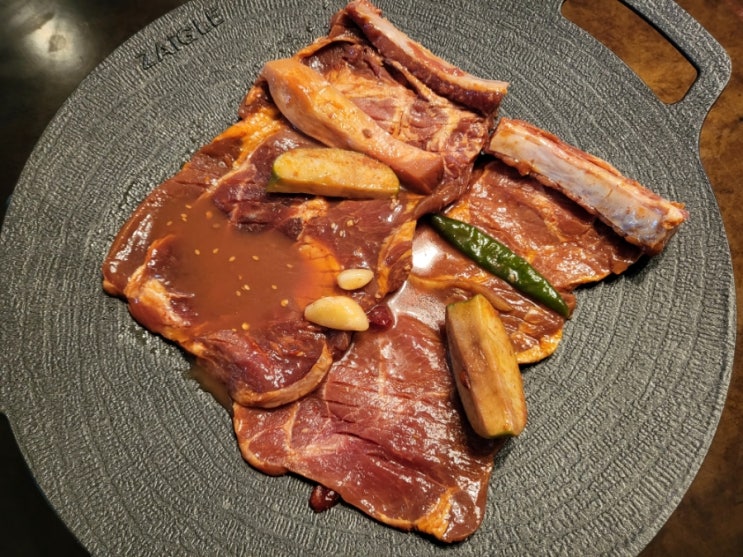  밤일마을제주흑돈 / 전국택배맛집 제주항공 직송으로 두툼한 흑돈 양념왕갈비
