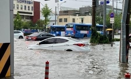 침수차 1만 2천대 육박, 손해액 1600억원대…침수 중고차도 조심해야