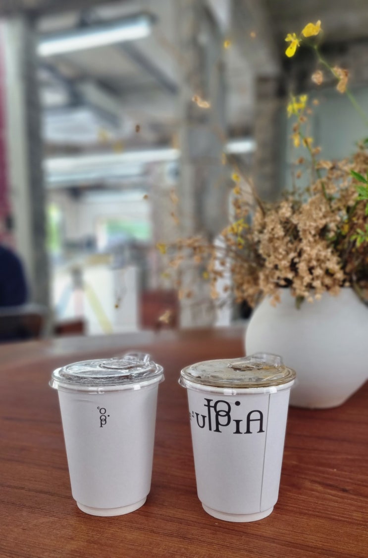  강남구청역 카페 - 분위기 좋은 웰컴투유토피아~ 데이트 코스로 딱! (임슬옹 카페)