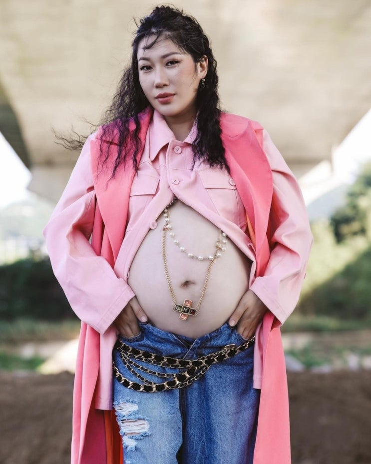 개그우먼 김영희, 힐튼호텔에서 잉태 한 후 당당하게 만삭 배 시스루 노출한 임산부의 아름다움 개그우먼 김영희, 힐튼호텔에서 잉태 한 후 당당하게 만삭 배 시스루 노출한 임산부의 아름다움