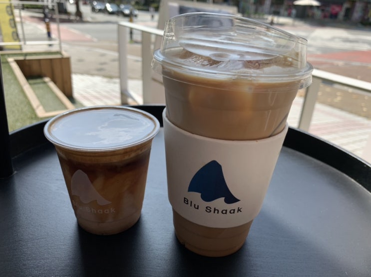 블루샥커피 blue shark coffee에서 시그니처 샥라떼 한 잔과 바닐라라떼 한 잔! (+ 대동사거리점) 블루샥커피 blue shark coffee에서 시그니처 샥라떼 한 잔과 바닐라라떼 한 잔! (+ 대동사거리점)