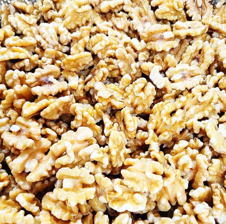   호두 정과 작업: 전통의 맛을 담다