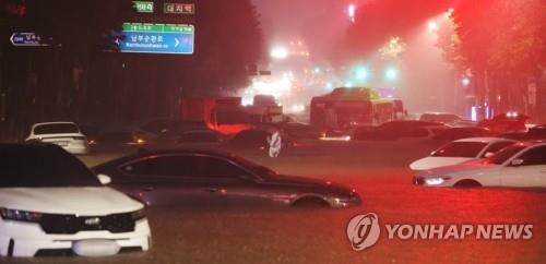 호우 침수피해 SUV보다 세단이 많았다…"흡기구 위치 영향" 호우 침수피해 SUV보다 세단이 많았다…"흡기구 위치 영향"