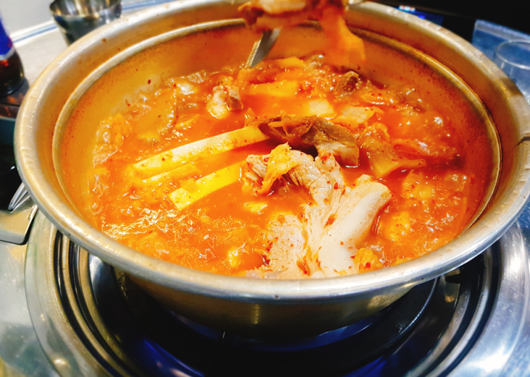  돼지고기 김치찌개 고기 많은거 좋아요!