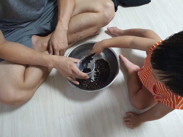 아이랑 집콕놀이 엄마표 오감놀이! 플레이매트 필요 없는 커피콩 촉감놀이 아이랑 집콕놀이 엄마표 오감놀이! 플레이매트 필요 없는 커피콩 촉감놀이
