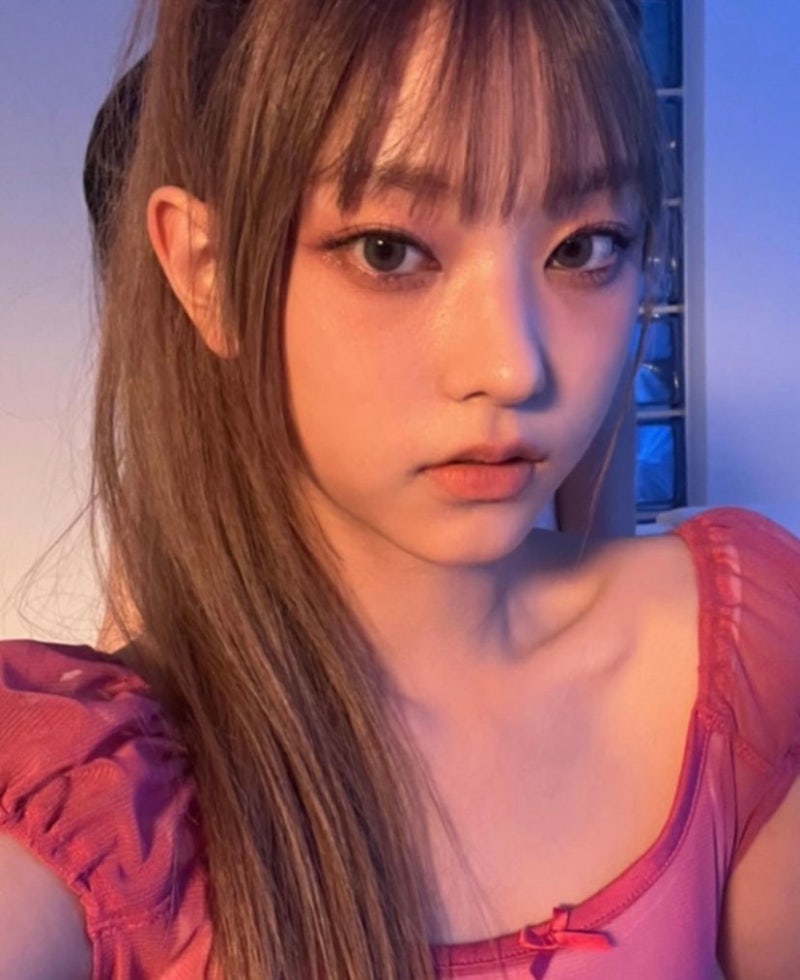 [iPhone Wallpaper] NewJeans Haerin Selfies for Phone Wallpaper / Instagram Profile Picture Captures / NewJeans Chanel Photos