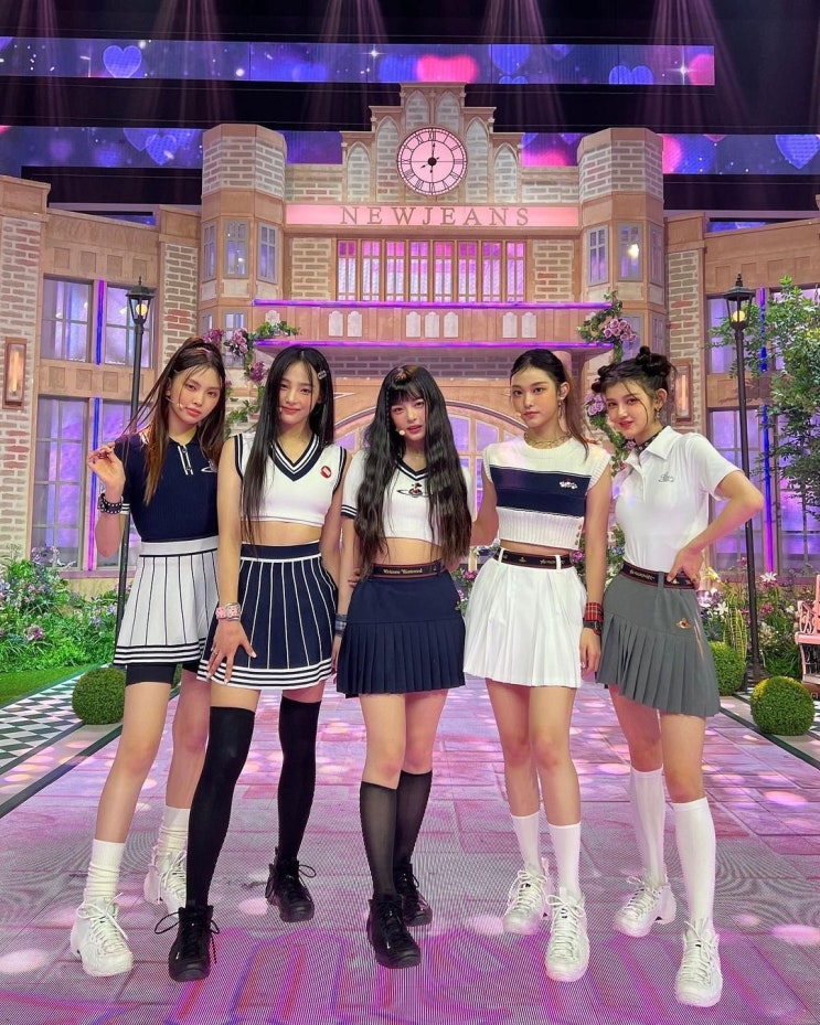 신인 걸그룹 뉴진스, 쟁쟁한 선배들 제치고 인기가요 1위...이날 포함해 음악방송 4관왕 달성 신인 걸그룹 뉴진스, 쟁쟁한 선배들 제치고 인기가요 1위...이날 포함해 음악방송 4관왕 달성