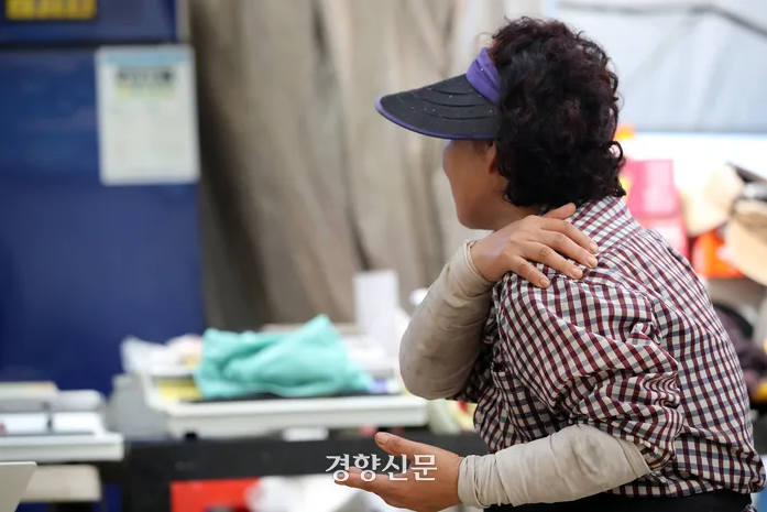 복지예산부터 깎는다···첫발 뗀 여성 농업인 특수검진, 본사업 시행 불투명 복지예산부터 깎는다···첫발 뗀 여성 농업인 특수검진, 본사업 시행 불투명