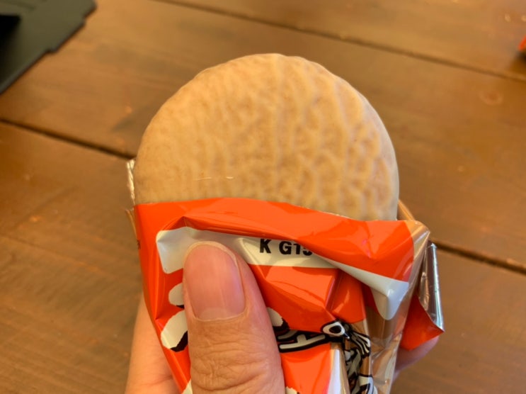 오리온 신상 초코파이! " 찰 초코파이 인절미 맛" 초코맛 보단 떡 식감과 고소함이 강조되서 은근히 땡기는 맛 오리온 신상 초코파이! " 찰 초코파이 인절미 맛" 초코맛 보단 떡 식감과 고소함이 강조되서 은근히 땡기는 맛