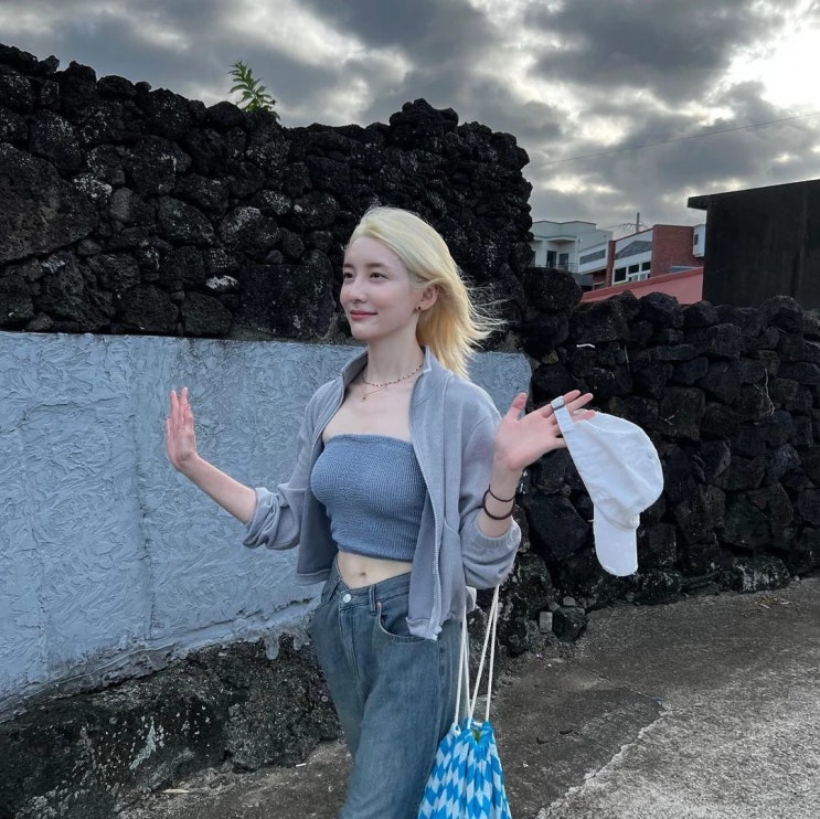 배우 박지현, 깜짝 놀랄 파격 변신으로 이목 집중 "다른 느낌으로 예쁘다" "영화 들어가나" 배우 박지현, 깜짝 놀랄 파격 변신으로 이목 집중 "다른 느낌으로 예쁘다" "영화 들어가나"