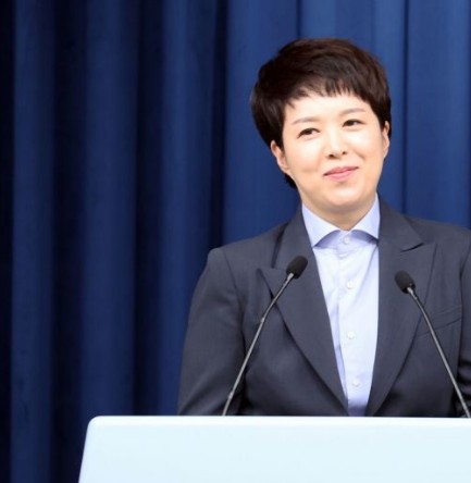 윤석열 취임 100일, 지지율 20%대에서 대통령 비서실 일부 첫... 