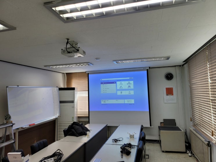 회의실에 엡손 EB-W41 빔프로젝터 및 100인치 반자동 스크린 천장 설치