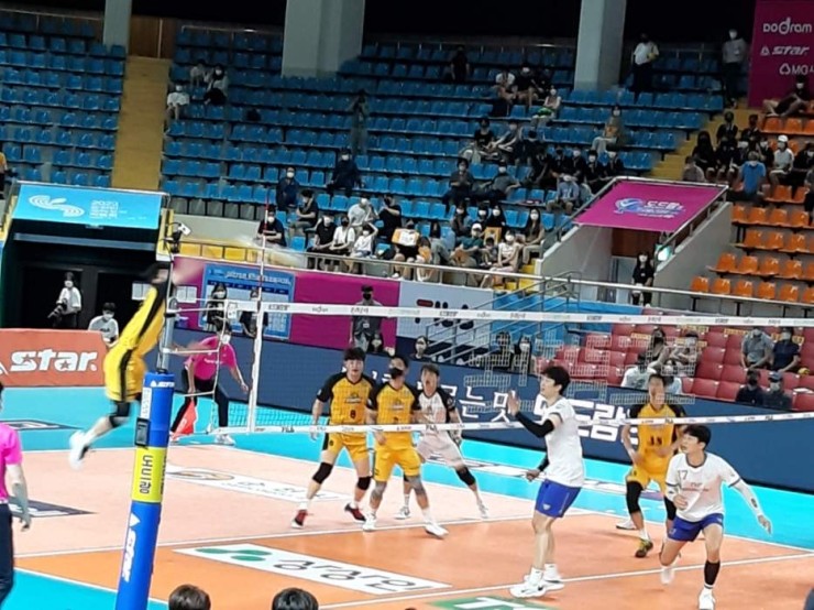 KB손해보험, <b>우리카드</b>에 3-2 풀세트 승 ‘2승으로 조 <b>선두</b>’... 