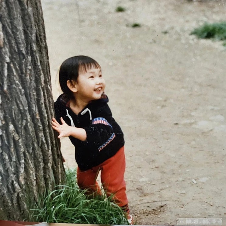 최근 개인 유튜브 채널 개설 알린 모델 한혜진, 어린 시절 공개하며 "유튜버가 될 상이구먼?"