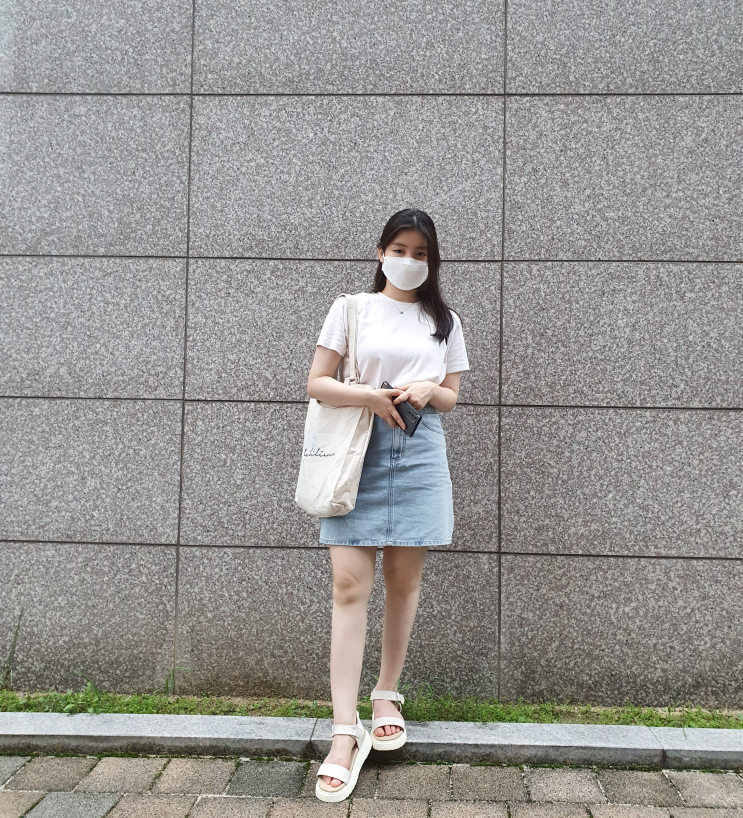  내돈내산 무신사 스탠다드 우먼즈 반팔 티셔츠 + 데님 미니 스커트, 마크모크 샌들 여름 데일리 코디