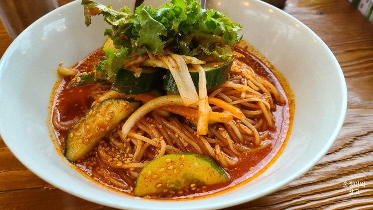 인덕원 비빔국수. 줄서서 먹는 국수집. 발효양념 비빔국수와 디포리육수의 잔치국수. 인덕원 비빔국수. 줄서서 먹는 국수집. 발효양념 비빔국수와 디포리육수의 잔치국수.