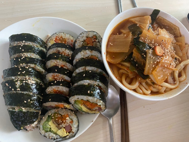 [  우영우 보고 알록달록한 김밥 치사떡 초밥 먹는 일상 ]
