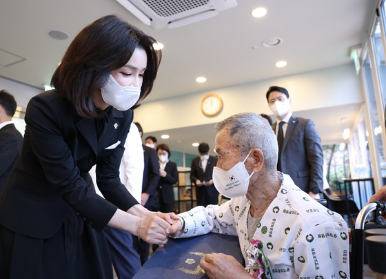 김건희 <b>여사</b>, <b>수해</b> 복구 비공개 <b>봉사활동</b>. 마스크에 주민도... 