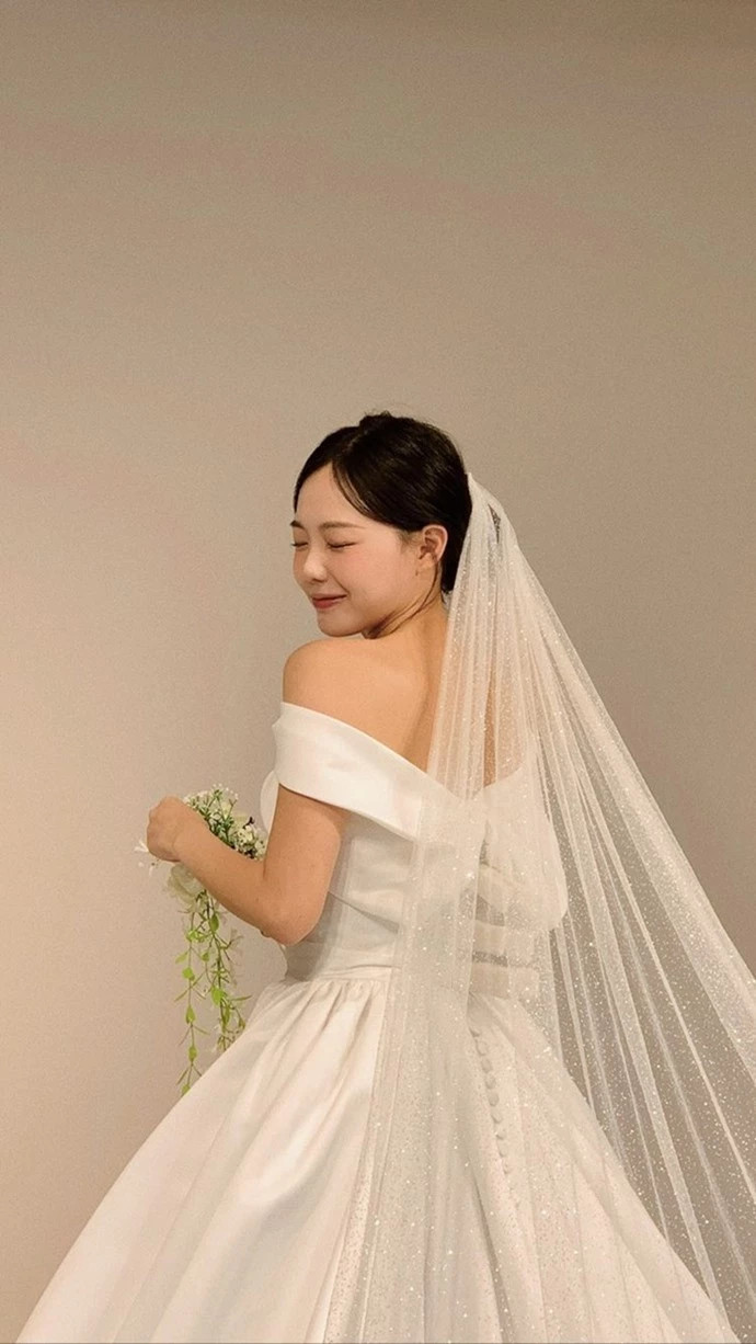 얼짱 홍영기 결혼식 본식과 2부 드레스 공개, "웨딩드레스 맞춰 보세요" 추첨해 팬 3명 초대 예정 얼짱 홍영기 결혼식 본식과 2부 드레스 공개, "웨딩드레스 맞춰 보세요" 추첨해 팬 3명 초대 예정
