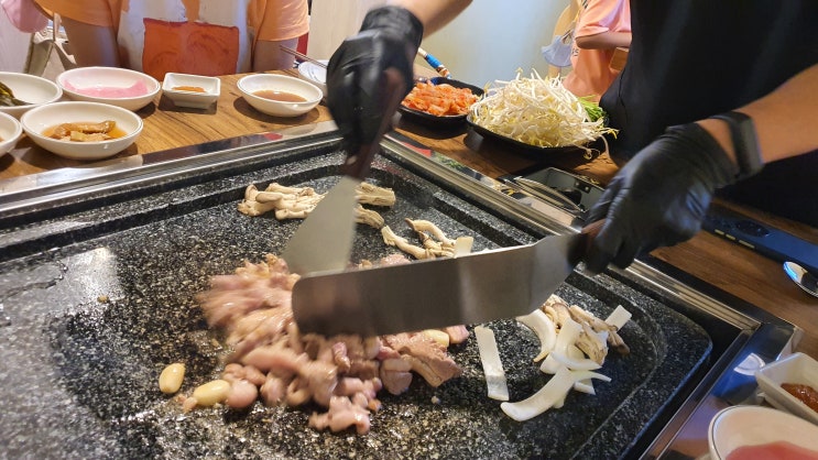  천안 돌판엔 오리고기 로스나 주물럭이 주력인 용곡동 식당