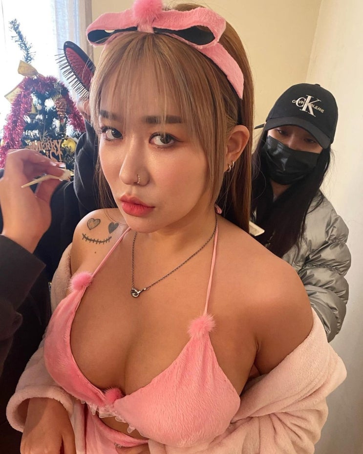래퍼 퀸와사비, "가을 싫어" 여름이 가는 것을 아쉬워해...옷 터질듯 끌어모은 벨트에 시원한 패션 선보여 '숨 쉬어지나' 래퍼 퀸와사비, "가을 싫어" 여름이 가는 것을 아쉬워해...옷 터질듯 끌어모은 벨트에 시원한 패션 선보여 '숨 쉬어지나'