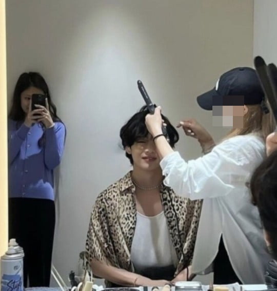 방탄소년단 뷔-블랙핑크 제니, 대기실서 찍은 투샷? 이 사진 한 장으로 또 다시 불붙은 열애설 방탄소년단 뷔-블랙핑크 제니, 대기실서 찍은 투샷? 이 사진 한 장으로 또 다시 불붙은 열애설