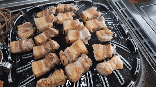  제주시 흑돼지 맛집 '그때그집' 제주공항 근처 도민 맛집으로 유명한곳! 바다뷰 보면서 흑돼지 뿌시고 왔어요 :)