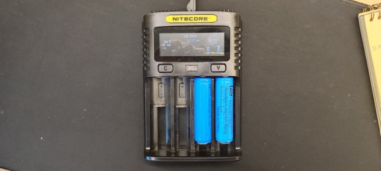 NITECORE 충전기 UMS4 와 18650 홀더