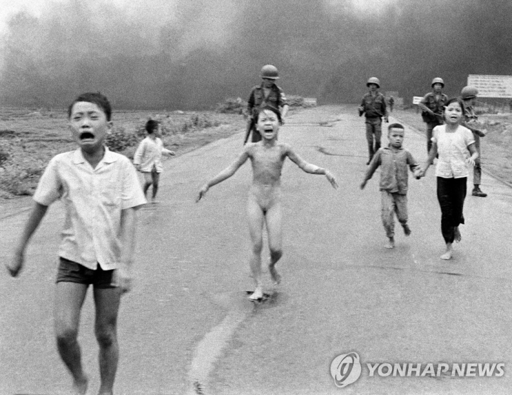 베트남 전쟁 네이팜탄 피해 소녀 킴푹을 추억하다.