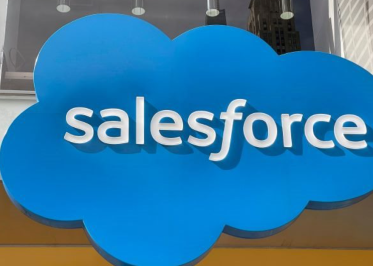 세일즈포스(Salesforce)가 외환위기와 치열한 경쟁으로 인한 연간 수익 전망치를 낮춥니다.