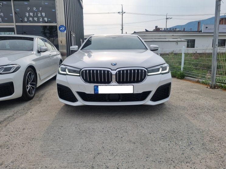  [비엠타카] BMW 530i MSP 출고 후기 (화이트/모카) - 전시장 방문 고객님