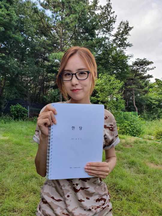 '골때녀' 간미연, 영화 '한탕' 여자주인공 캐스팅...에로영화 촬영 위해 찾아간 별장에서의 해프닝 '골때녀' 간미연, 영화 '한탕' 여자주인공 캐스팅...에로영화 촬영 위해 찾아간 별장에서의 해프닝