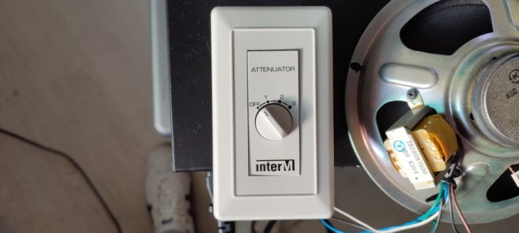 방송용 스피커의 소리크기 조절. attenuator. 천장스피커 볼륨 조절.