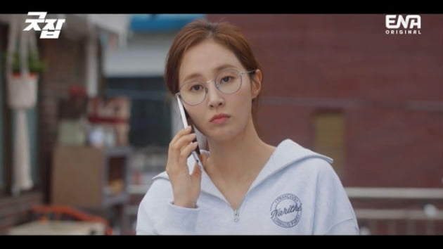 드라마 '굿잡' 권유리, '이중생활 중인' 정일우에 비밀 들키고 '당황' 시원한 한방으로 산뜻한 출발 드라마 '굿잡' 권유리, '이중생활 중인' 정일우에 비밀 들키고 '당황' 시원한 한방으로 산뜻한 출발