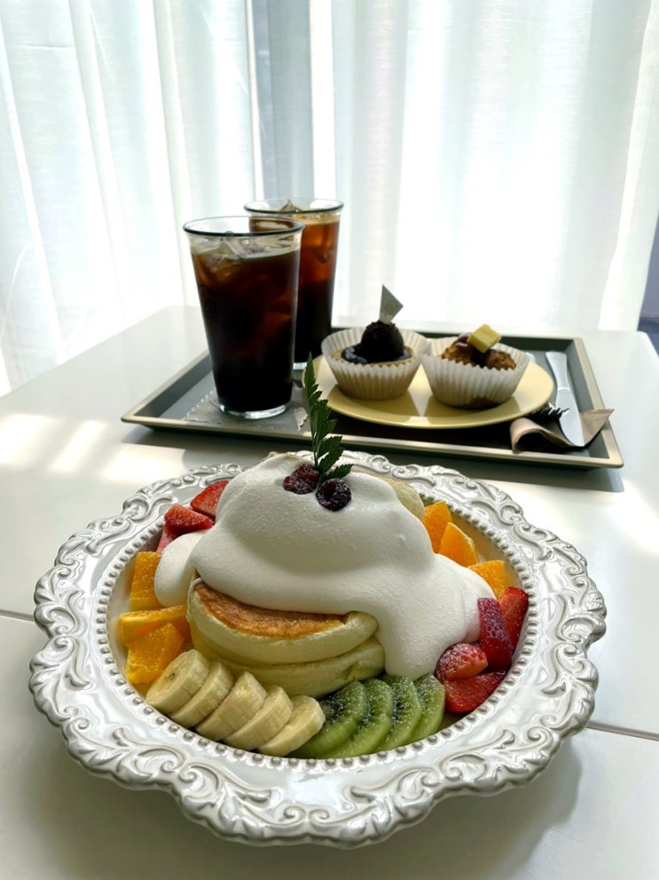  홍대: 경의선숲길 브런치 수플레팬케이크 맛집 - 피크니크 
