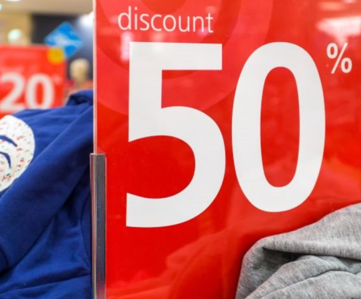 쇼핑객들이 옷을 줄이면서 상점들은 가격을 낮춥니다.