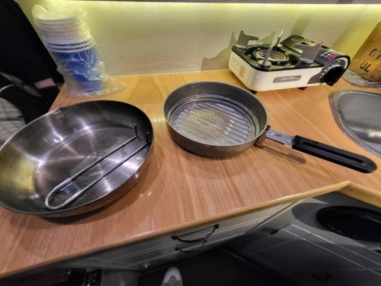 티타늄 후라이팬 덕분에 다시 생각 해보는 캠핑카 여행에서 사용하는 캠핑용품들