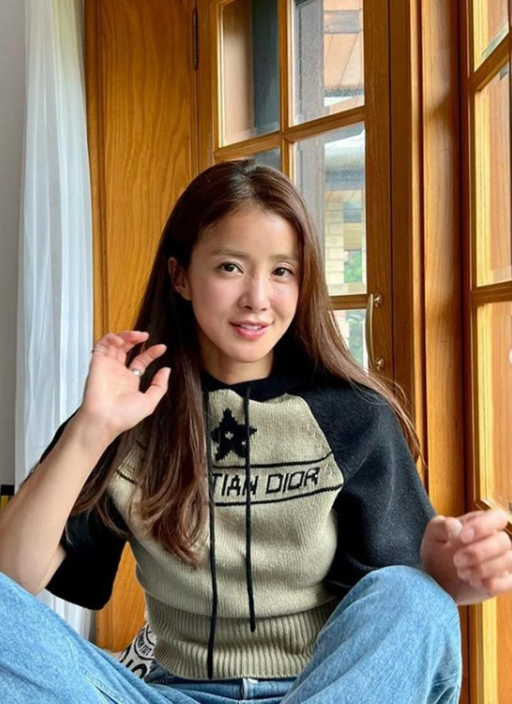 배우 이시영, 10년 만에 숏컷 변신...고민 끝 긴머리 자르니 '여전사' 느낌 탄탄한 복근까지 자랑 배우 이시영, 10년 만에 숏컷 변신...고민 끝 긴머리 자르니 '여전사' 느낌 탄탄한 복근까지 자랑