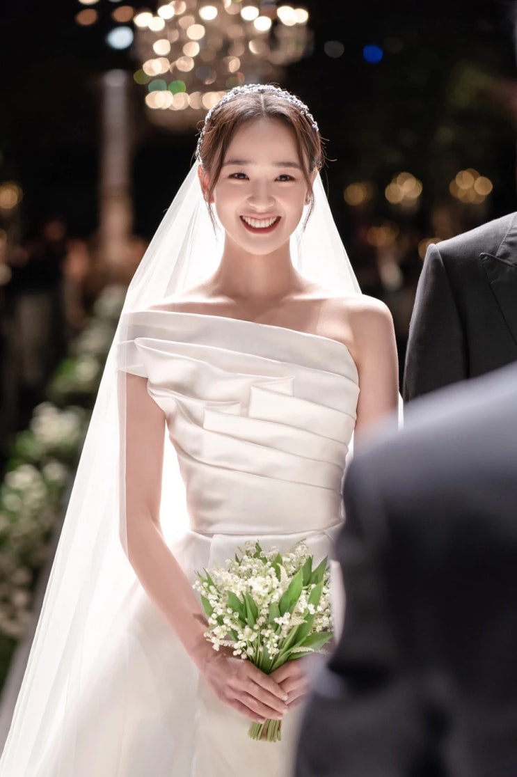 '9세 연상의 금융사 대표와 결혼' 손연재가 입은 웨딩드레스, 디자이너 엘리사브 작품으로 가격 알면 입 떡 벌어진다 '9세 연상의 금융사 대표와 결혼' 손연재가 입은 웨딩드레스, 디자이너 엘리사브 작품으로 가격 알면 입 떡 벌어진다