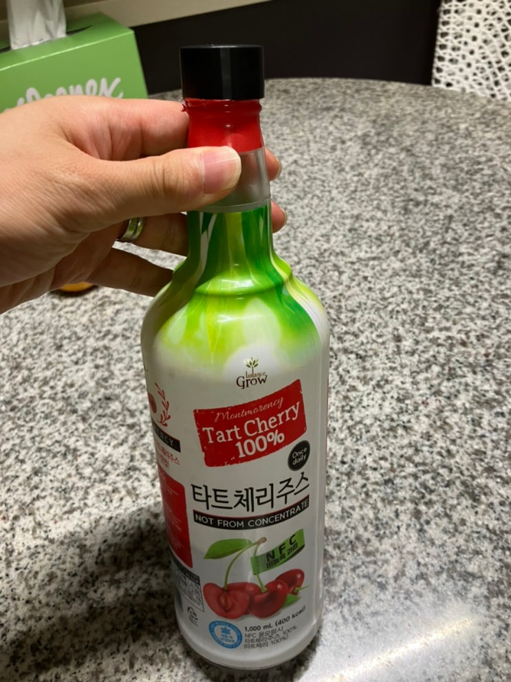 타트체리 주스를 마시다 타트체리 주스를 마시다