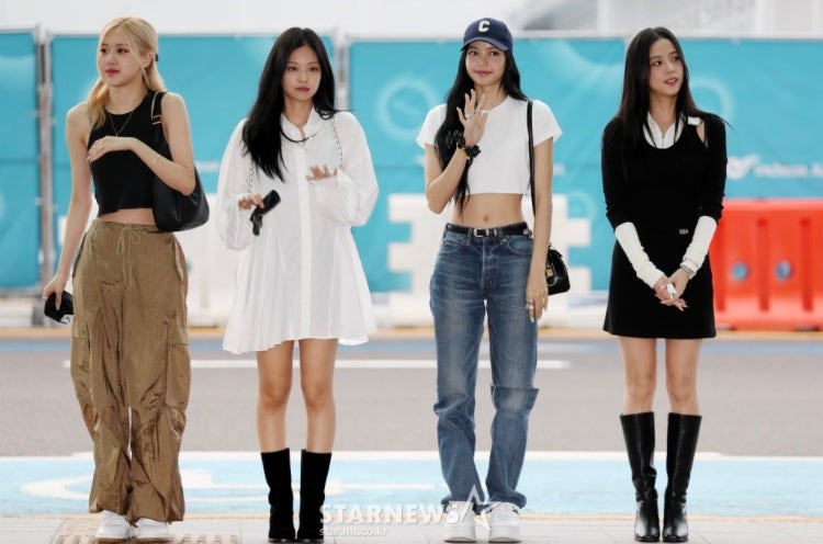 블랙핑크 지수 공항패션 디올 백팩, 기준 KIJUN 블랙니트 미니원피스 여자코디추천
